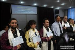 给美国留学生颁发结业证书