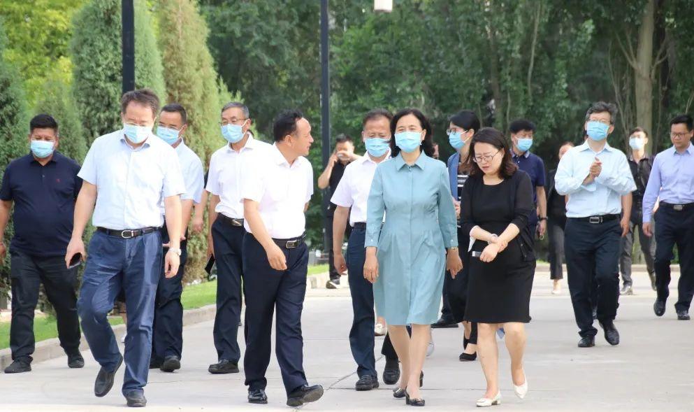 国家中医药管理局党组书记余艳红一行莅临金诃藏药调研